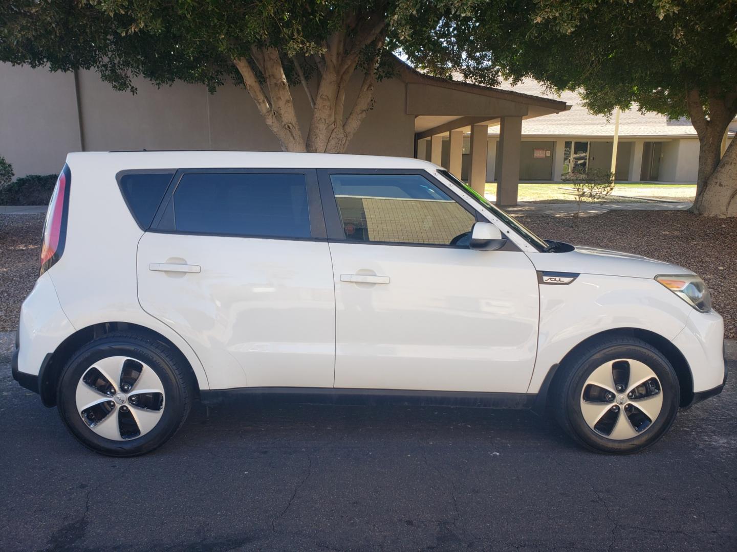 2015 WHITE /gray and black Kia Soul base (KNDJN2A27F7) with an 1.6L L4 DOHC 16V engine, 5-Speed Automatic transmission, located at 323 E Dunlap Ave., Phoenix, AZ, 85020, (602) 331-9000, 33.567677, -112.069000 - Photo#4